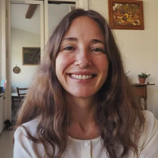 Portrait einer freundlichen Frau um die 45